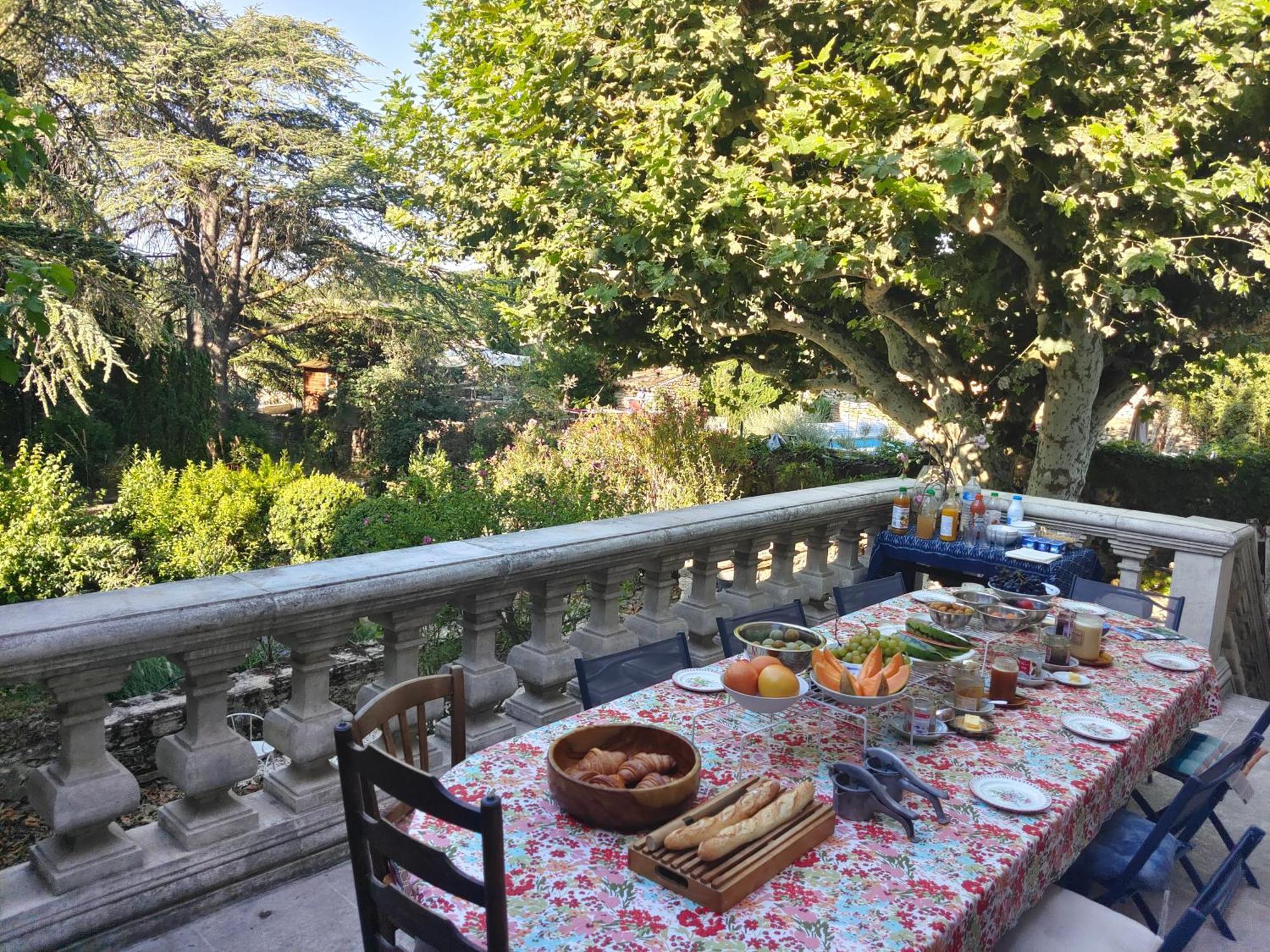 Bed and Breakfast Rue Du Chateau A Cabrieres D'Avignon Exterior foto